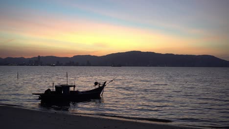 Silhouette-Fischerboot-Mit-Farbenprächtigem-Sonnenuntergang